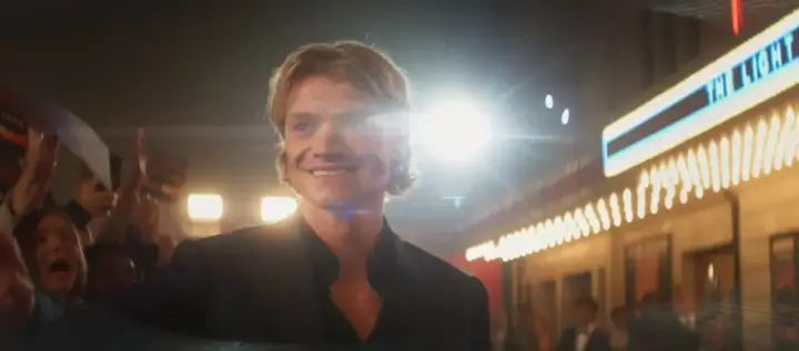 Tom Rhys Harries interpreta o protagonista do filme Cara de Barro, lançamento da DC Studios nos cinemas brasileiros
