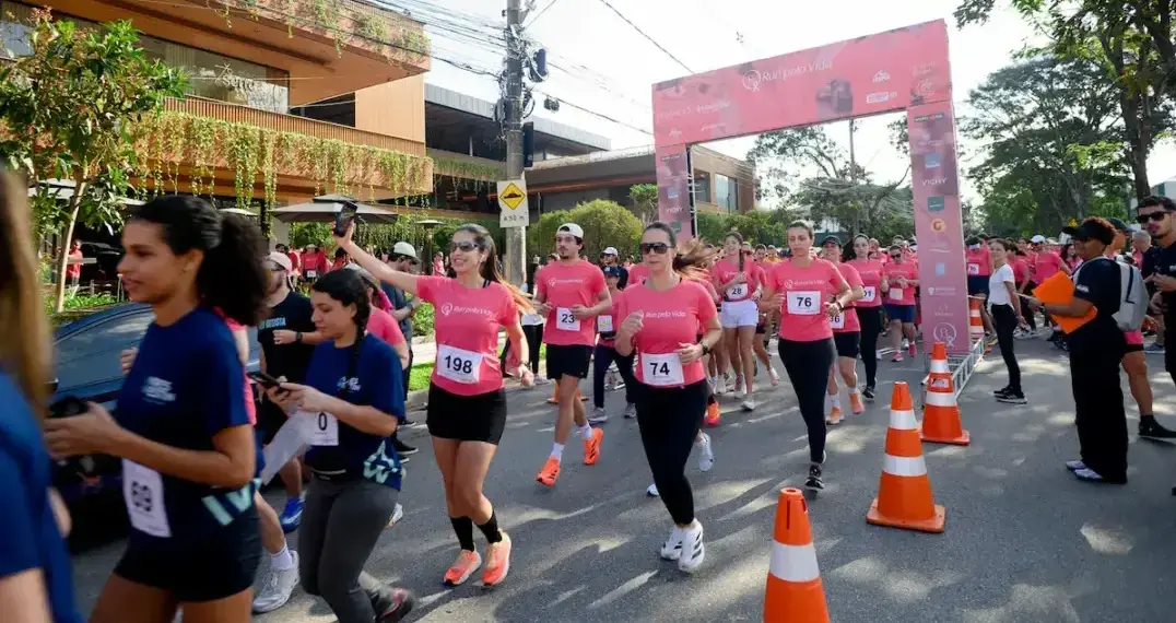 Corrida solidária em BH reúne participantes de camiseta rosa na largada da B. Run Pela Vida, promovida pelo Botânico Shopping