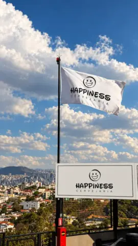 Mirante Happiness promove Oktoberfest com cervejas de produção própria em BH Bandeira do Mirante Happiness em vista panorâmica de Belo Horizonte