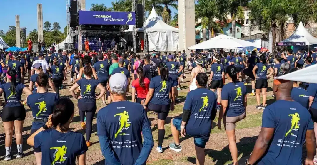 Participantes da Corrida Verdemar reunidos na arena do evento durante atividades de estreia da meia maratona na Pampulha, em Belo Horizonte