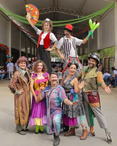 Cortejo da Alegria reúne artistas circenses em Belo Horizonte Artistas do Cortejo da Alegria durante programação do Sesc em Minas