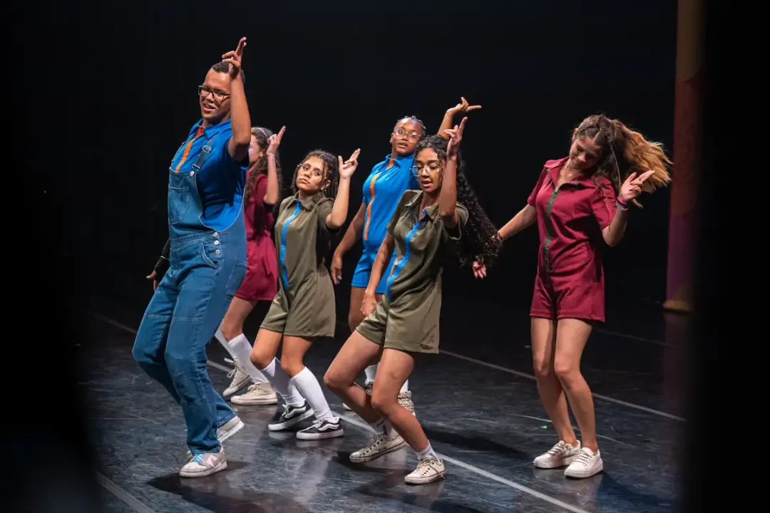 Cursos gratuitos do Sesc em Minas na Grande BH em 2027 Jovens participam de apresentação de dança em um palco, em projeto de mais de mil vagas gratuitas em cursos do Sesc
