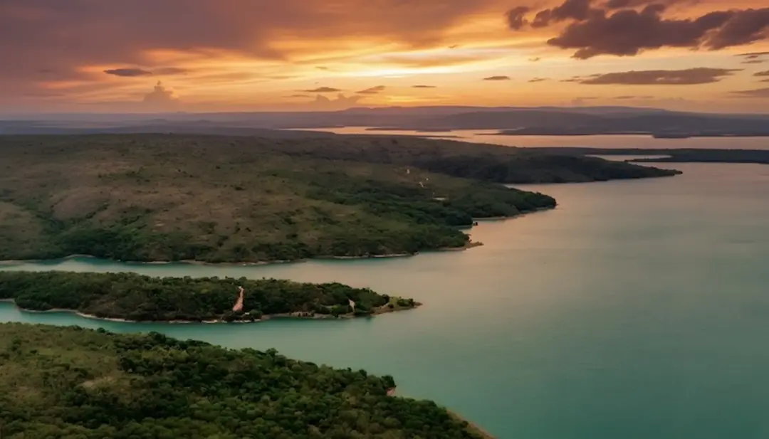 Empreendimento turístico de R$ 600 milhões em Três Marias Vista aérea da represa de Três Marias, cercada por áreas verdes, durante o pôr do sol, local que terá o novo empreendimento