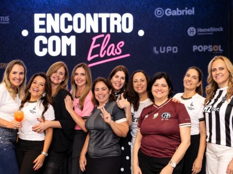Participantes do Grupo dos 113 posam durante o Encontro com Elas, realizado no primeiro evento-teste do Bar da Massa, na antiga sede de Lourdes do Atlético