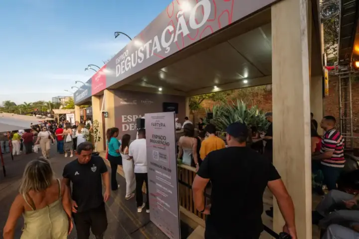 Festival Fartura BH reúne gastronomia brasileira em Belo Horizonte Espaço de degustação do Festival Fartura BH reúne visitantes na Praça José Mendes Júnior, em Belo Horizonte