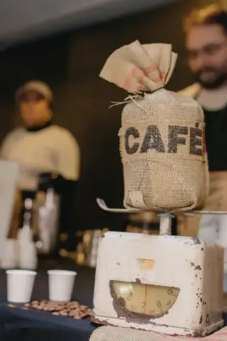 Festival Tomei Gosto por Café reúne produtores de cafés especiais em BH Café especial sendo preparado durante festival de cafés no Ponteio Lar Shopping, em Belo Horizonte - cinco