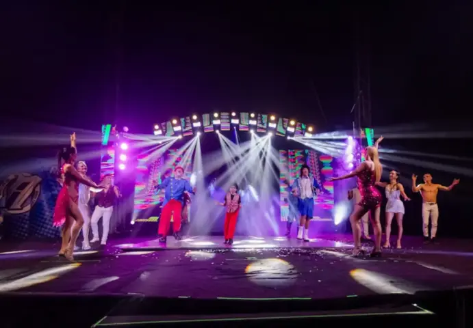 Le Cirque apresenta espetáculo com acrobacias, dança e efeitos visuais no Shopping Del Rey Artistas do Le Cirque se apresentam em número coletivo com dança, acrobacias e iluminação cênica durante espetáculo em Belo Horizonte