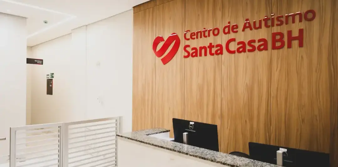 Recepção do Centro de Autismo Santa Casa BH, unidade especializada no atendimento a crianças e adolescentes com Transtorno do Espectro Autista em Belo Horizonte