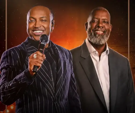 Thiaguinho segura um microfone ao lado de Péricles em imagem promocional dos shows de pagode que os artistas apresentam na área externa do Mineirinho, em Belo Horizonte