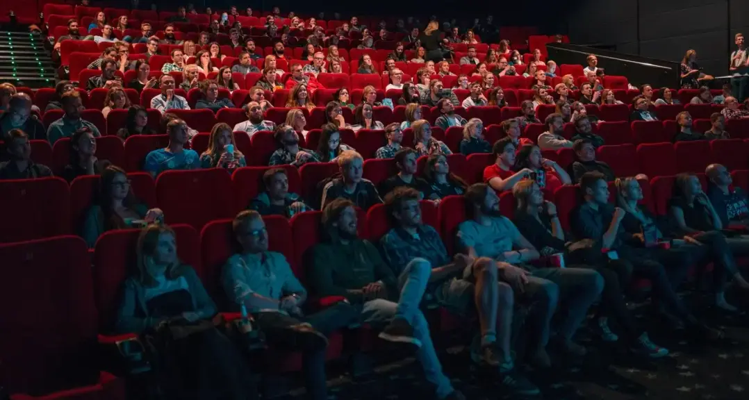 Público acompanha uma sessão de cinema em sala com poltronas vermelhas durante o Festival do Cinema Brasileiro com ingressos a R$12
