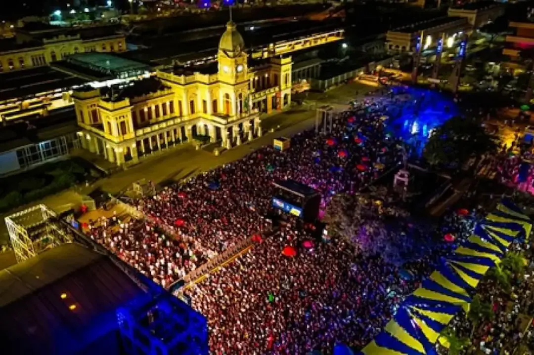 129 anos de BH: início das celebrações reúne mais de 20 mil pessoas na Praça da Estação